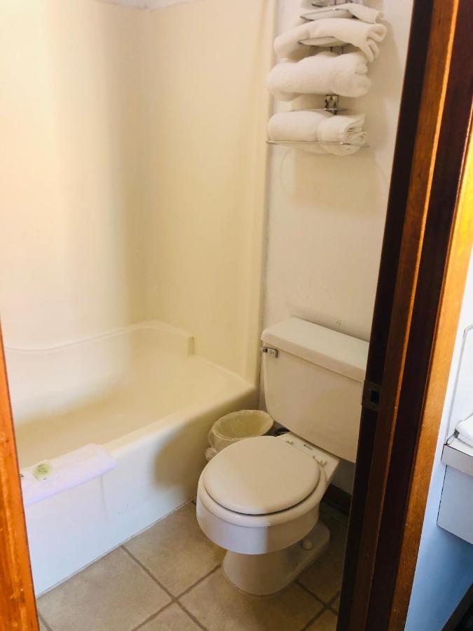 Big 12 Motel Broken Bow Екстериор снимка